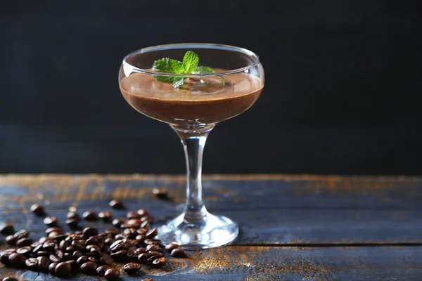 Dessert au chocolat en verre sur fond de bois couleur — Photo