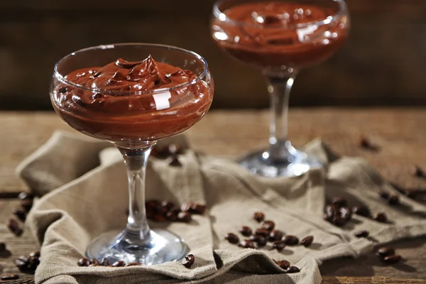 Postre de chocolate en vasos sobre fondo de madera —  Fotos de Stock