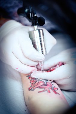 iş yerinde dövme sanatçısı 