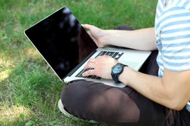 Bilgisayarlı genç adam