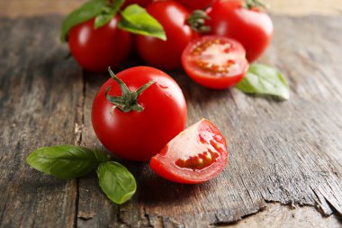 Ahşap masa üzerinde Fesleğenli domates yakın çekim