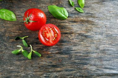Ahşap masa üzerinde Fesleğenli domates yakın çekim