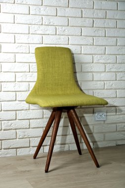 Tuğla duvar modern sandalye