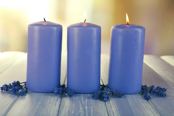 Velas con flores de lavanda — Foto de Stock