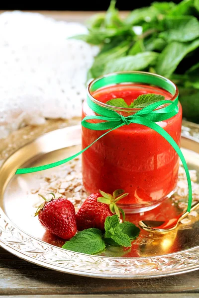 Strawberry smoothie op houten tafel achtergrond — Stockfoto