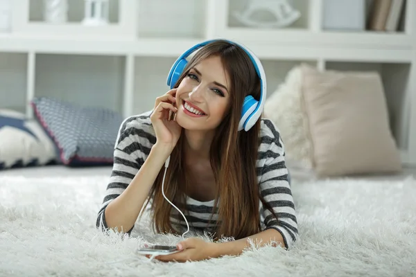 Femme écoute de la musique dans les écouteurs — Photo