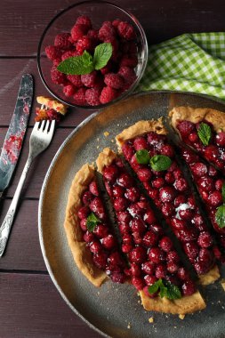 Ahududu ahşap arka plan üzerinde tepsi ile tart