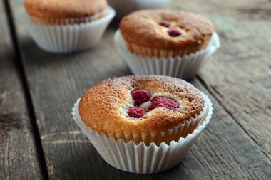 Lezzetli kek çilek ahşap tablo ile yakın çekim