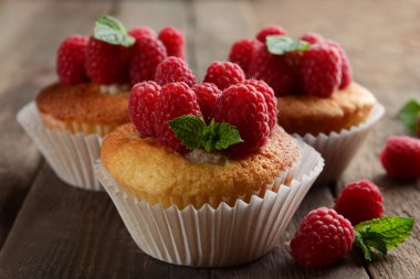 Lezzetli kek çilek ve ahşap masa üzerinde taze nane ile yakın çekim