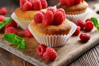 Lezzetli kek çilek ve ahşap masa üzerinde taze nane ile yakın çekim