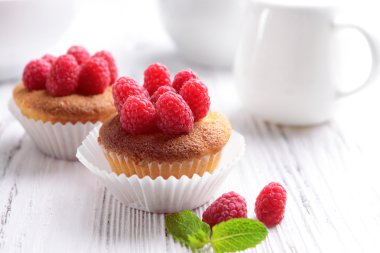 Lezzetli kek çilek ve ahşap masa üzerinde taze nane ile yakın çekim