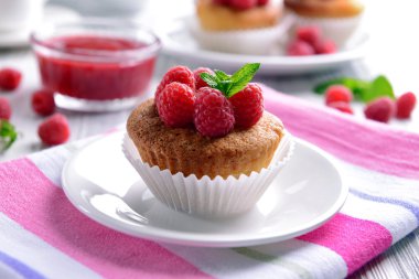 Lezzetli kek çilek ve tablo taze nane ile yakın çekim