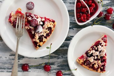Kiraz tablo ile lezzetli ev yapımı pasta yakın çekim