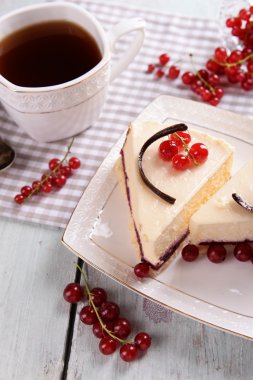 Çilek ve tabloda çay lezzetli peynirli kek yakın çekim