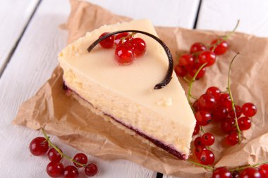 Çilek tablo ile lezzetli peynirli kek yakın çekim