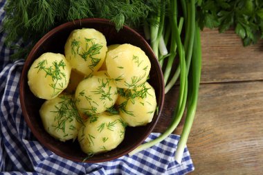 Masada bir kapta yeşillikleri ile haşlanmış patates yakın çekim