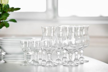 temiz tabak, bardak ve çatal bıçak takımı