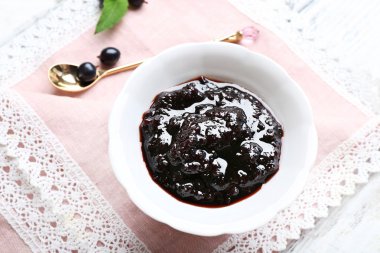 Lezzetli Frenk üzümü reçeli çilek tablo ile yakın çekim