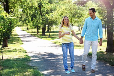 Kocası olan genç hamile bir kadın.