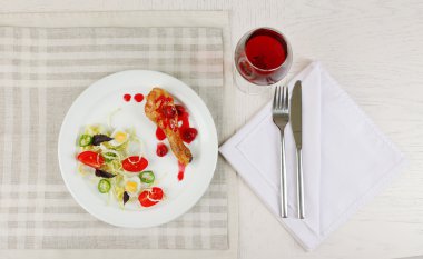 Lezzetli yemek masada şarap ile servis yakın çekim