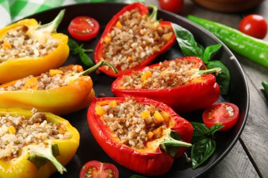 Masada sebzeli biber dolması yakın çekim