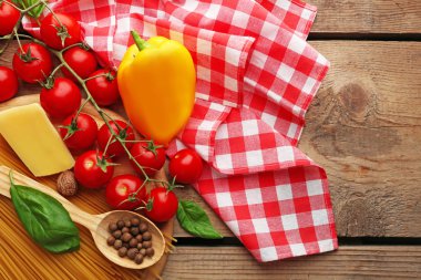 Makarna spagetti domates, peynir ve fesleğen rustik ahşap zemin üzerine