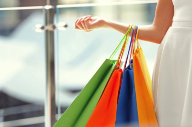 Güzel genç kadın çantaları ile