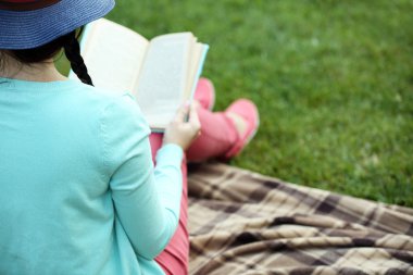 Kitaplı Genç Kadın