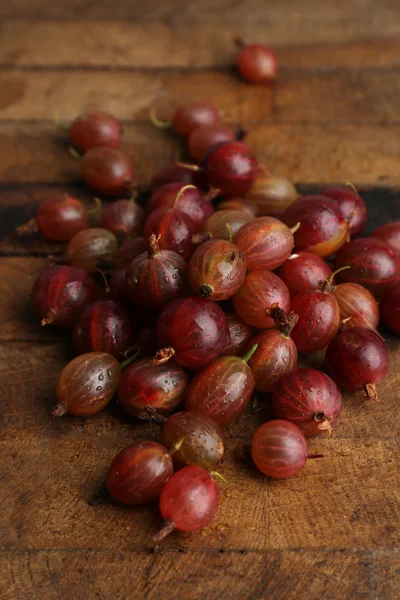 Rote Stachelbeere auf Holztisch in Großaufnahme — Stockfoto