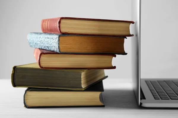 Stapel boeken met laptop — Stockfoto