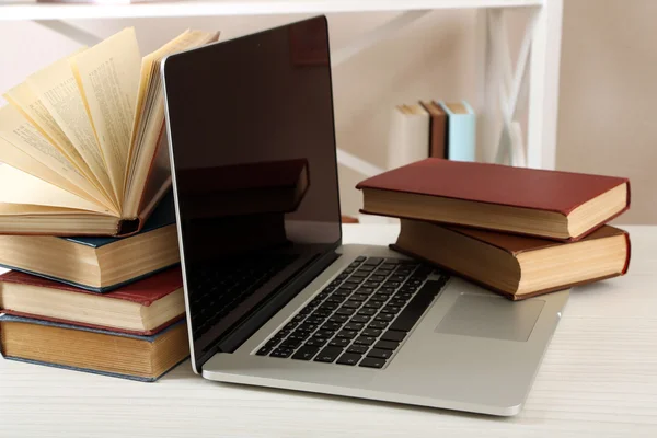 Trave böcker med laptop — Stockfoto