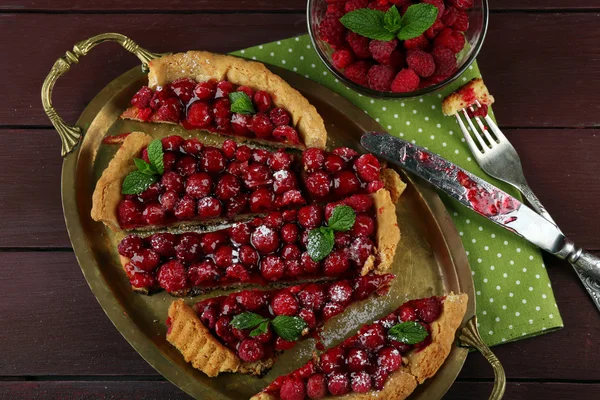 Tarte aux framboises sur plateau, sur fond bois — Photo