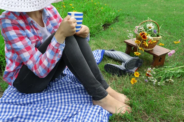 Giovane donna con tazza di caffè — Foto Stock