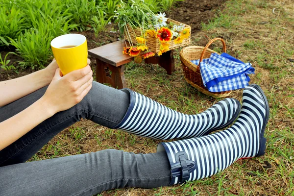 Jeune femme avec une tasse de café — Photo