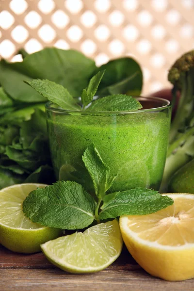 Groene gezond vruchtensap met groenten en kruiden op tafel close-up — Stockfoto