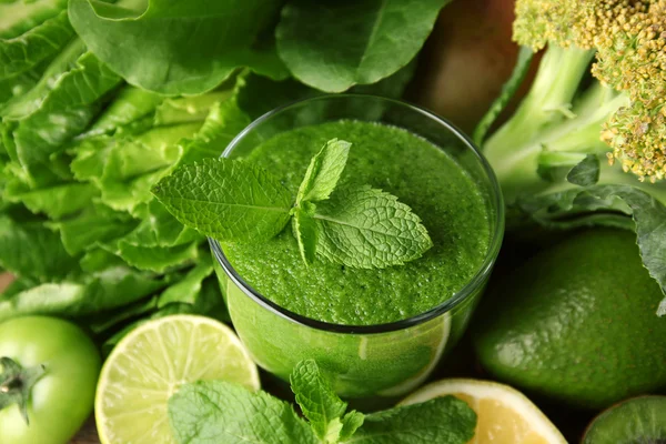 Succo sano verde con frutta e verdura da vicino — Foto Stock