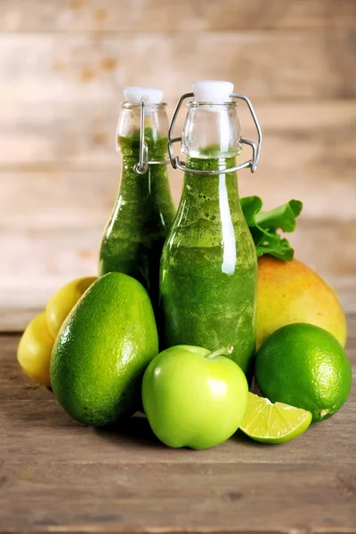 Jugo verde saludable con frutas y hierbas en la mesa de madera de cerca — Foto de Stock