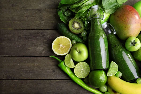 Grüner gesunder Saft mit Obst und Gemüse auf Holztisch aus nächster Nähe — Stockfoto