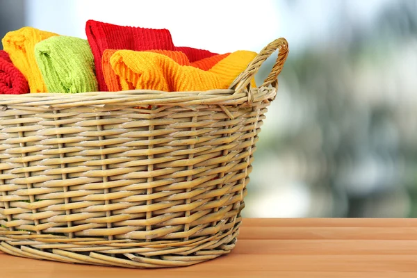 Färgglada handdukar i korg — Stockfoto