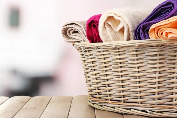 Asciugamani colorati nel cestino — Foto Stock