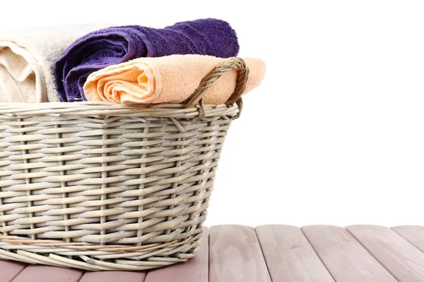 Barevné ručníky v košíku — Stock fotografie