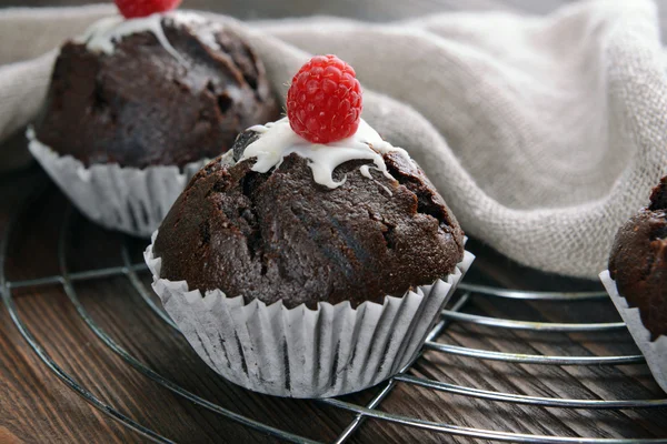 Läckra muffins med bär på bordet på nära håll — Stockfoto