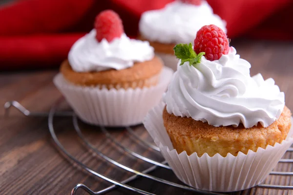 Deliciosos cupcakes com bagas na mesa de perto — Fotografia de Stock