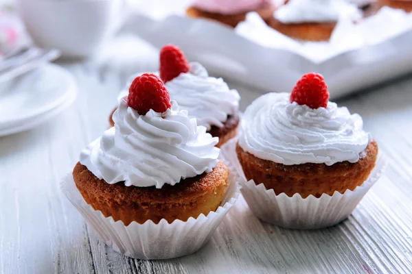 Deliciosos cupcakes com bagas na mesa de perto — Fotografia de Stock