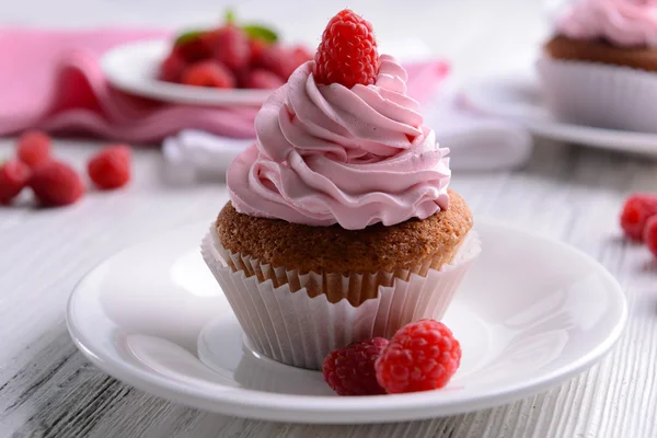Вкусный кекс с ягодами на столе вблизи — стоковое фото
