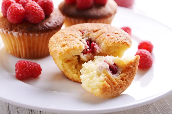 Läckra muffins med bär på plattan på nära håll — Stockfoto