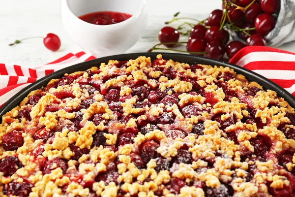 Smakelijk zelfgemaakte taart met kersen op tafel close-up — Stockfoto