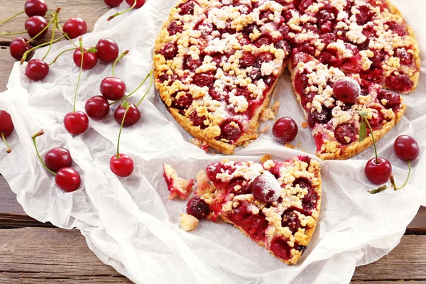 Smakelijk zelfgemaakte taart met kersen op tafel close-up — Stockfoto