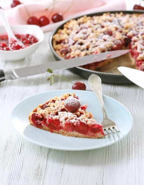 Torta caseira saborosa com cerejas na mesa de perto — Fotografia de Stock