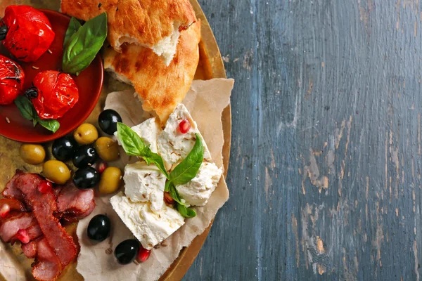 Ingredienti della cucina mediterranea, su vassoio di legno, su fondo di legno — Foto Stock